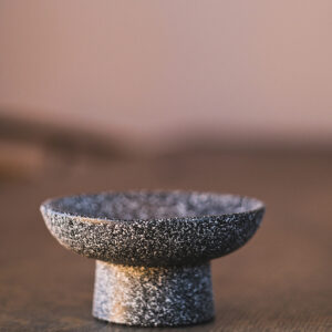 Skál á fæti - Svört með steináferð